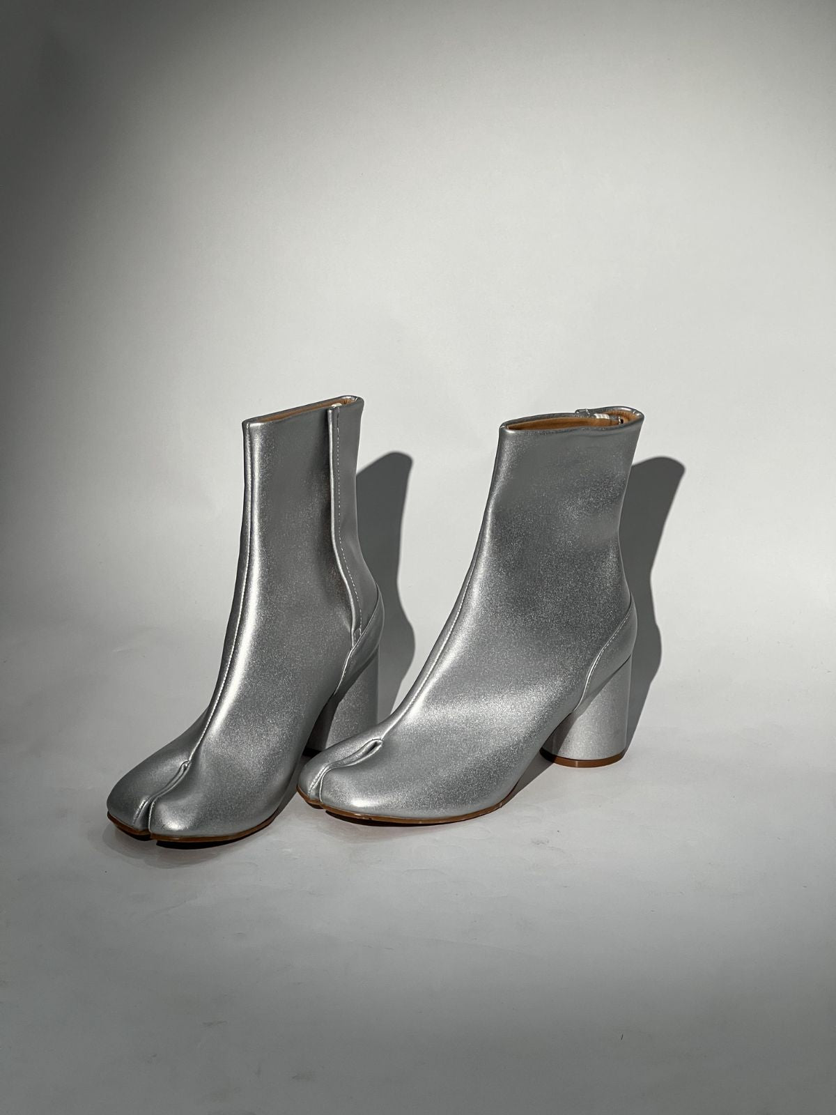 Wallon Tabi Toe Leather Boots In Silver