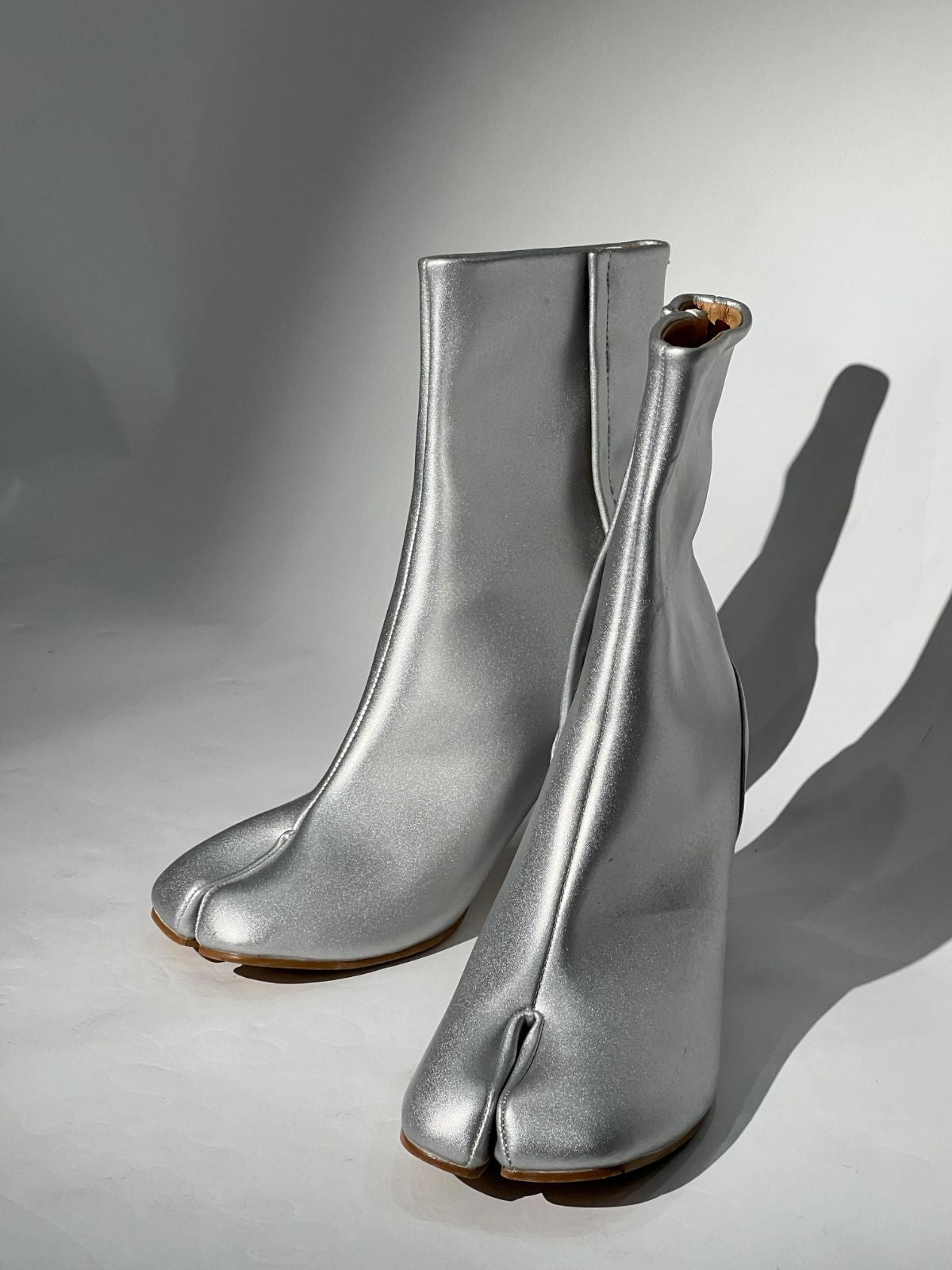 Wallon Tabi Toe Leather Boots In Silver